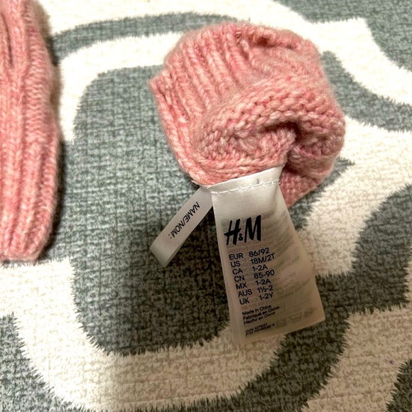 H&M Soft Pink Hat and Knit Mittens Set. Size 18-24 months. - Picture 3 of 10